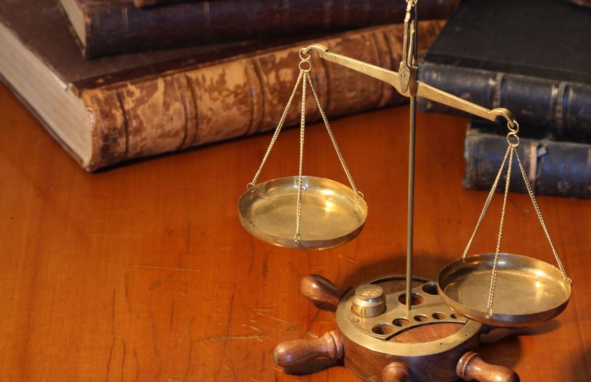 federal court scales of justice